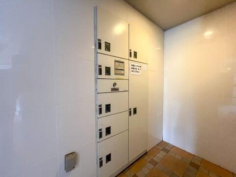 不在時の荷物受け取りに便利な宅配ボックスや、防犯性を高めるオートロックを完備しています。