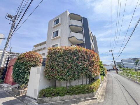 綺麗に手入れされた生垣に囲まれた総戸数43戸のレジデンス。周囲は落ち着いた住環境です。