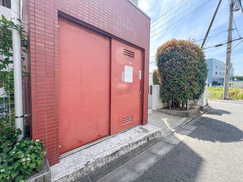 しっかりとした扉付きの居住者専用ゴミ置き場。カラス等の被害を防ぎ、衛生的です。