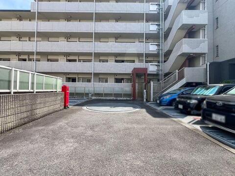 広々としたカースペースを敷地内に確保。見通しも良く、安全に配慮された設計です。