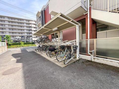 大切な自転車を雨風から守る屋根付きの駐輪場。ラック式でスッキリと整理されています。