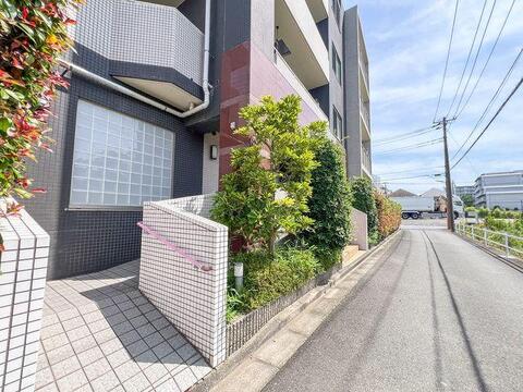 ベビーカーや車椅子でも安心なスロープ付き。細部まで住まう人への配慮が行き届いています。