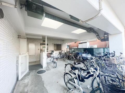 敷地内の駐輪場は、自転車を使う方にとって便利な設備です。整ったスペースで、通勤や通学にも安心して利用でき、日々の生活に利便性と快適さをプラスしてくれます。