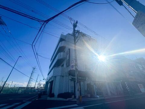落ち着いた色調とデザインが特徴の外観は、住む人の心を和ませる上品な佇まい。高級感と清潔感が漂い、安心して暮らせる住環境を実感できます。