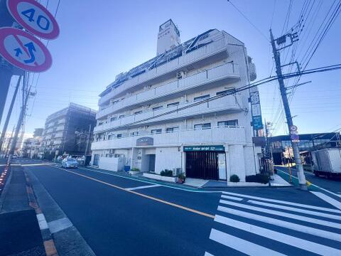 外観はシンプルながらも洗練されたデザインで、周囲の街並みにも調和しています。品のある佇まいが、暮らしに安心感と誇りをもたらしてくれます。