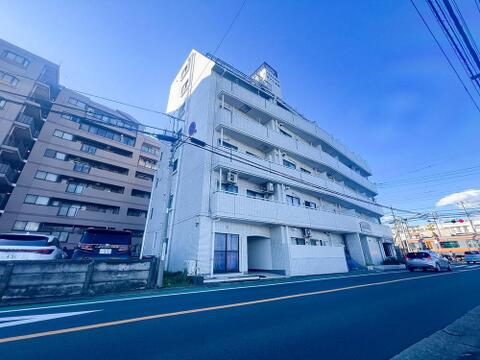スタイリッシュで洗練された外観が、毎日帰宅するのを楽しみにさせてくれます。上質なデザインが目を引き、住む人にも訪れる人にも好印象を与える美しい佇まいが魅力です。