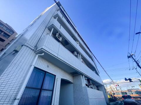 上品で落ち着きのある佇まいが、住む人に安心感を与えてくれるマンションです。しっかりとした造りが信頼を感じさせ、快適で心地よい住環境が整っています。