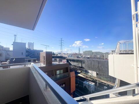 広がる景色が楽しめる眺望が魅力の住まいです。四季折々の風景が日々の生活を彩り、自然と気持ちが安らぐ空間が広がります。窓から眺める景色が、心にゆとりをもたらしてくれます。