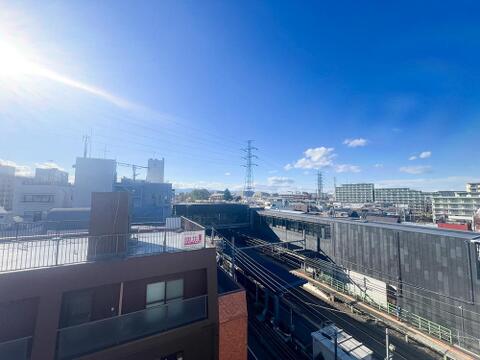 窓から広がる眺望が美しく、毎日が爽やかでリフレッシュできるひとときが楽しめます。遠くの景色まで見渡せるため、心安らぐ空間が広がり、日常生活に豊かさと彩りをもたらしてくれます。