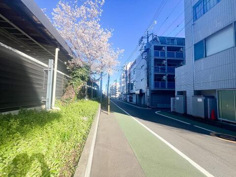 ワンフロアで完結する生活動線が魅力のマンション。階段の上り下りがないフラットな設計で、日々の家事や移動がスムーズです。管理体制がしっかりしているため、共用部分も美しく保たれており、快適に暮らせます。