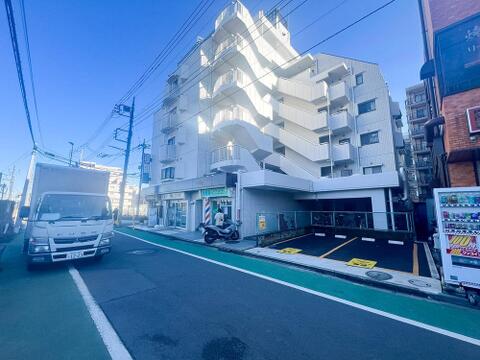 ワンフロアのフラットな生活が実現するマンション。家事動線がコンパクトで、暮らしやすさが魅力です。管理体制が行き届いているため、共用部分の清掃がしっかりと行われており、快適に過ごせる住まいです。