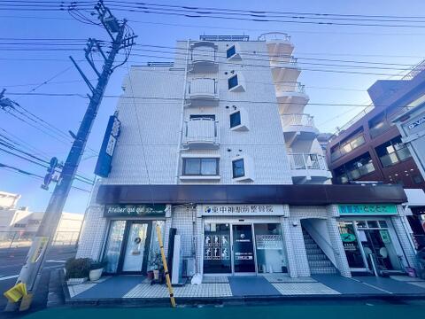 落ち着いた佇まいが魅力のマンションで、帰宅するたびにほっとする安らぎが感じられます。高級感と清潔感が漂う外観が、暮らしに彩りを添えてくれる住まいです。