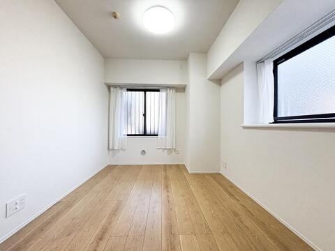 各居室にはクローゼットを完備し、家具の配置にも困らない設計がされています。採光と通風のバランスがほどよく絶妙です。