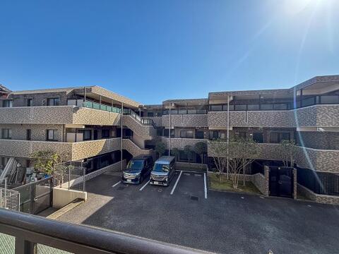 ここから見渡すと澄み渡る青い空に、心地よい風と暖かい日差しが駆け巡ります。