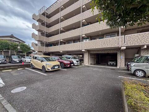 マンション敷地内にカースペースを完備。※最新の空き状況は、管理会社等にご確認させて頂きます。