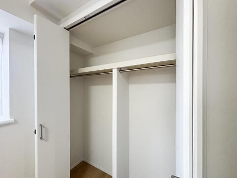 大容量のクローゼットは、ハンガーパイプと枕棚付きで衣類や小物を効率よく収納可能。扉が大きく開くため出し入れもスムーズです。お部屋をスッキリと保つ心強い味方です。