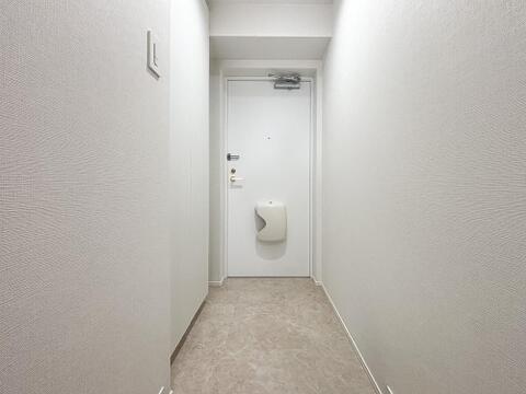 白を基調とした清潔感あふれる玄関がお出迎え。上質な大理石調のフロアが、毎日の帰宅を華やかに彩ります。廊下には大容量の収納も完備され、スッキリとした住空間を実現します。