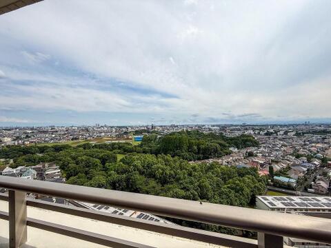 広大な緑地と街並みが広がる、開放感あふれる眺望。家族で空の移ろいや四季の自然を感じ、日々の暮らしに安らぎと彩りを与えます。