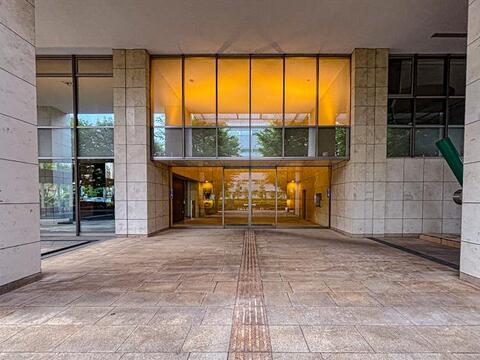 ワンフロアで完結する生活動線が魅力のマンション。階段の上り下りがないフラットな設計で、日々の家事や移動がスムーズです。管理体制がしっかりしているため、共用部分も美しく保たれており、快適に暮らせます。