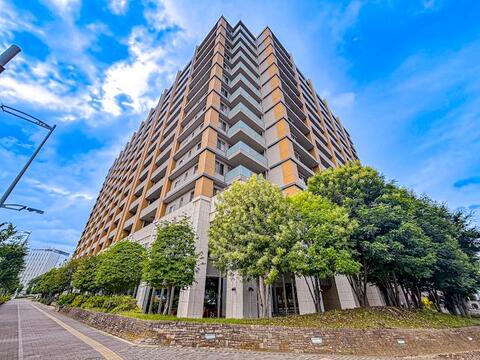 落ち着いた色調とデザインが特徴の外観は、住む人の心を和ませる上品な佇まい。高級感と清潔感が漂い、安心して暮らせる住環境を実感できます。