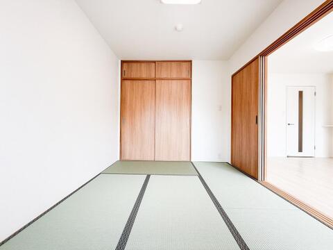 リビングに隣接した和室は、開け放せばリビングと一体化する広々とした空間になります。仕切ることで個室としても使えるため、生活スタイルに合わせて活用できます。