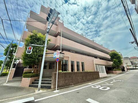 スタイリッシュなデザインが印象的な外観です。洗練された清潔感ある佇まいが街並みに映え、毎日の帰宅のたびに心地よい満足感と誇らしさをもたらします。