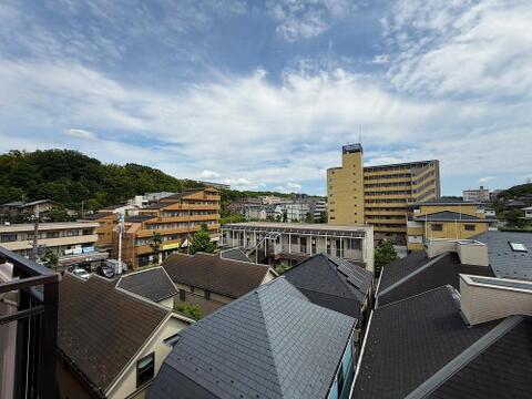 上層階ならではの眺望が楽しめる住まいです。日常の目線より高い位置からの景色は住まいに開放感と彩りを与えます。採光も良好で明るい室内環境です。