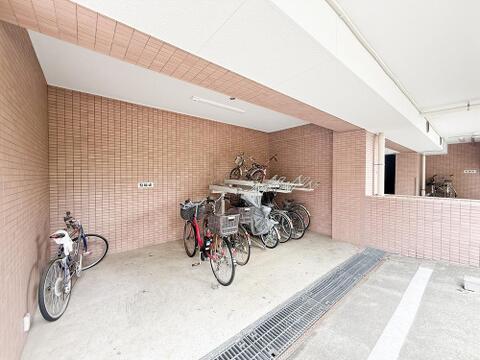 駐輪スペースを備えたマンション。日常の移動手段として自転車をいつでも活用しやすい便利な環境です。2台所有など駐輪に関するご要望があれば管理会社へ確認をさせていただきます。