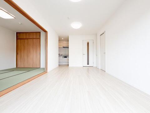 採光に配慮した広々としたリビング。大きな窓から差し込む自然光が空間を明るく包み、家族のだんらんをゆったりとお楽しみいただける居心地の良い空間が広がります。
