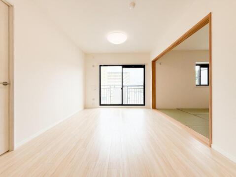 南面に大開口を設け、一日を通して自然光が豊かに差し込むリビング。明るく清々しい空間は家族の笑顔があふれるだんらんの場として、豊かな毎日の暮らしを彩ります。