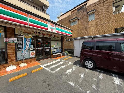 セブンイレブン多摩蓮光寺店まで約84m
