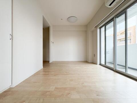 落ち着いた雰囲気のリビングは、使い勝手の良さと居心地の良さが大きな魅力です。長く大切に住まわれてきた住まいならではの温かみと安心感が感じられる空間です。