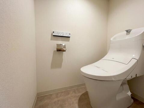 コンディション良好な清潔なトイレです。手入れが丁寧に行き届いており、中古物件でも快適にご使用いただける衛生的で清潔な環境がしっかりと整っています。