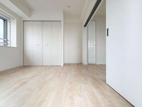 採光に優れ、ゆとりある広さが魅力の居室。窓から差し込む自然光が室内を明るく照らし、日常の生活空間として快適にお使いいただける環境が整っています。