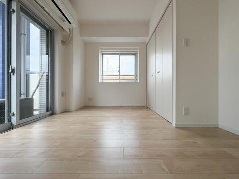 採光に恵まれ、静かな環境に位置する寝室。朝の自然光で心地よく目覚め、夜は静寂の中でゆっくりと休める、質の高い眠りを支える空間です。