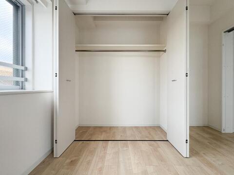 居室に備えられた十分な容量のクローゼット収納。季節物や衣類の整理がしやすく、収納力の高さが日常の暮らしの快適さを支える実用的な設計です。