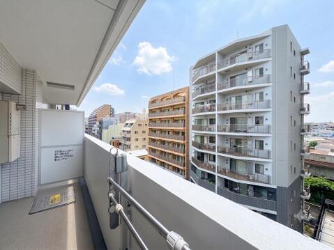 上層階ならではの眺望が楽しめる住まいです。日常の目線より高い位置からの景色は住まいに開放感と彩りを与えます。採光も良好で明るい室内環境です。