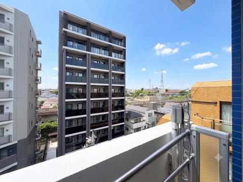上層階ならではの眺望が楽しめる住まいです。日常の目線より高い位置からの景色は住まいに開放感と彩りを与えます。採光も良好で明るい室内環境です。