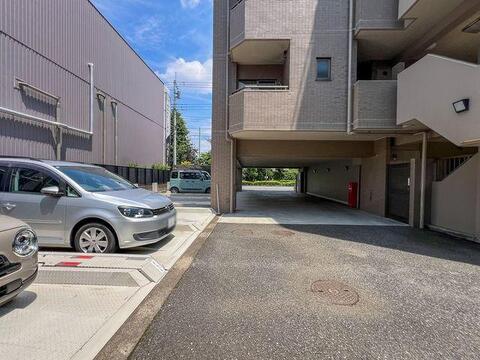 敷地内に平置き・機械式駐車場を完備(月額15000円から16000円)