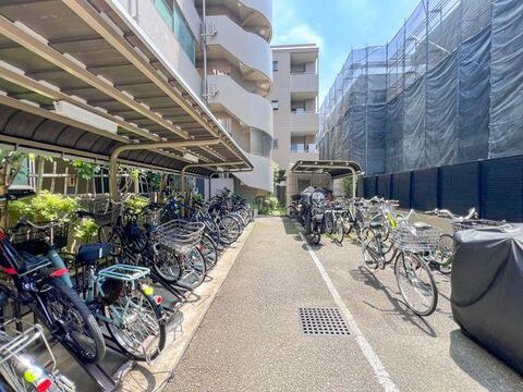 「駐輪場」うれしい1台無料。大切な自転車を雨風から守る、屋根付きの広々駐輪スペース