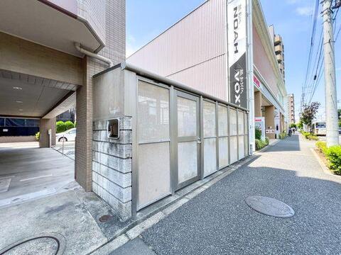 敷地内にある居住者専用のゴミ置き場です。頑丈な扉付きのクローズドタイプなので、夜間や荒天時も美観を損なわず、野生動物に荒らされる心配もありません。