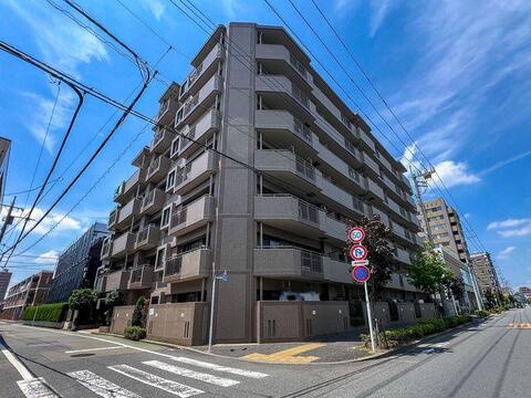平成9年築、総戸数36戸の落ち着いた規模のレジデンスです。周囲に高い建物が少なく、陽当たりや通風の良さが外観からも伝わります。