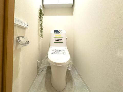 いつも清潔に保たれたトイレは、温水洗浄便座完備で家族みんなが快適。上部収納でトイレットペーパーのストックもすっきり片付き、機能性も兼ね備えています。