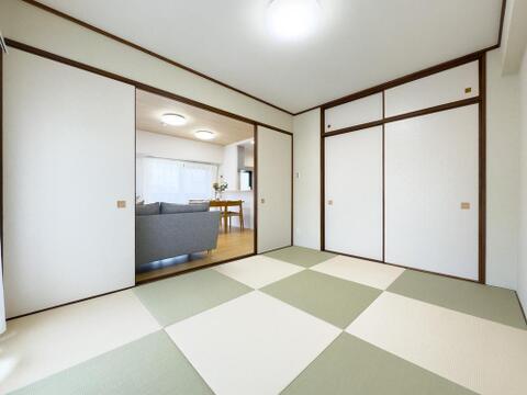 市松模様の畳がモダンな和室は、お子様の遊び場や客間にも最適です。引き戸を開ければリビングと繋がり、家族の気配を感じながら過ごせます。