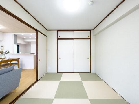 お子様の遊び場や家族のくつろぎの場に最適な畳敷きの居室。リビングと繋がる引き戸を開放すれば、広々と繋がり、家族の会話が弾みます。多目的に使えるフレキシブルな空間です。