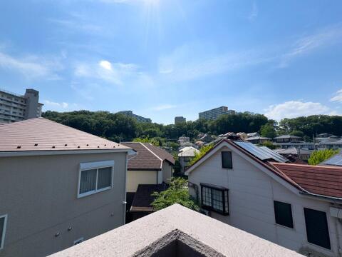 青空と豊かな緑が広がる開放的な眺望が魅力です。太陽の光が降り注ぎ、家族の笑顔が輝く心地よい毎日がここから始まります。