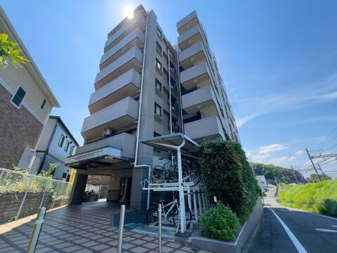 陽光が降り注ぐモダンな外観のマンション。駐輪場も完備で、お子様とのお出かけもスムーズです。