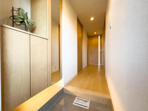 木の温もりと清潔感あふれる玄関は、家族を優しく迎え入れる住まいの顔。豊富な収納スペースで、靴や小物をすっきり片付けられ、気持ちの良い毎日をスタートできます。