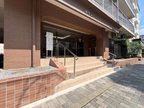 「花小金井スカイハイツ」落ち着きあるタイル貼りのアプローチ。手すり付きの階段で安心の設計です。