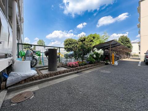 屋根付きのクリーンな駐輪場を完備。敷地内には美しい花々が植えられ、毎日の暮らしに癒やしを添えます。